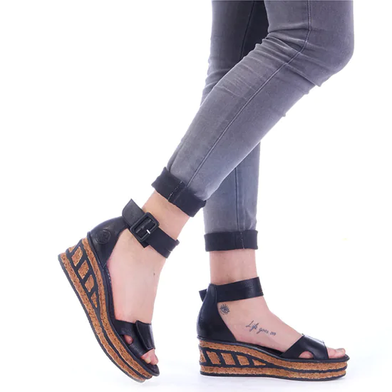 Chaussures femme été 2024 - sandales compensées rieker noir